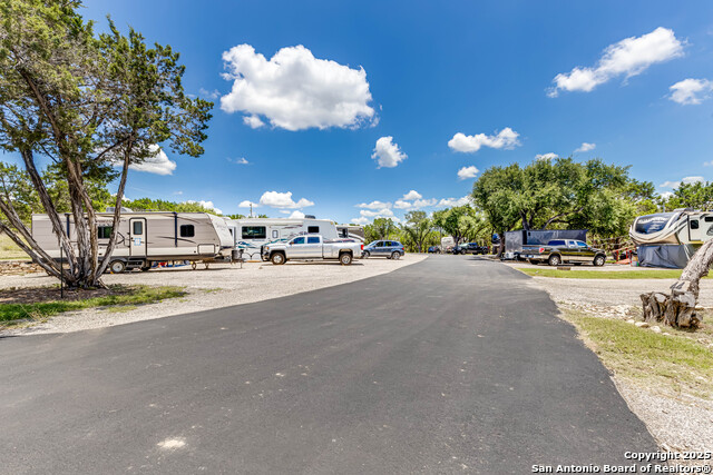 Listing photo id 24 for 17310 Fm 306