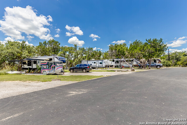 Listing photo id 26 for 17310 Fm 306
