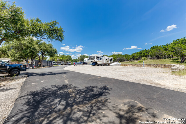 Listing photo id 28 for 17310 Fm 306