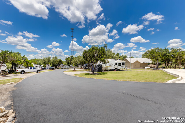 Listing photo id 30 for 17310 Fm 306
