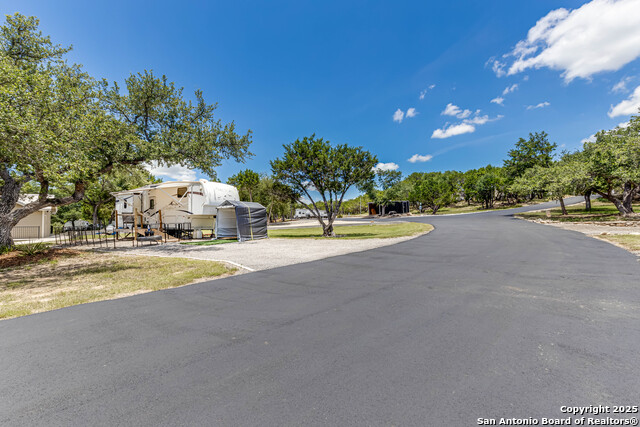 Listing photo id 31 for 17310 Fm 306