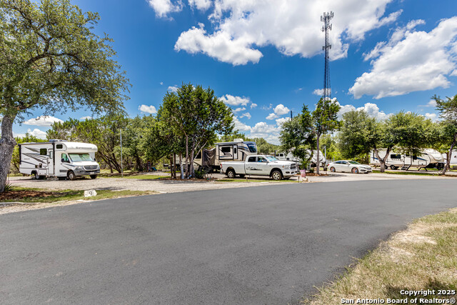 Listing photo id 32 for 17310 Fm 306
