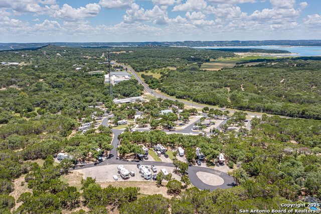 Listing photo id 3 for 17310 Fm 306