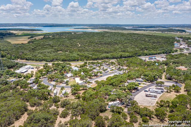 Listing photo id 5 for 17310 Fm 306