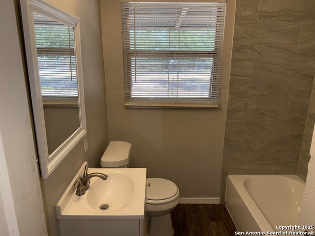 Listing photo id 12 for 209 Charcliff