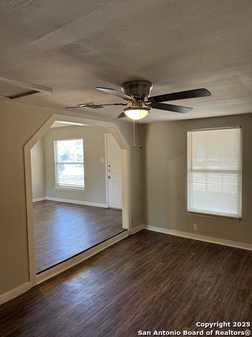 Listing photo id 4 for 209 Charcliff