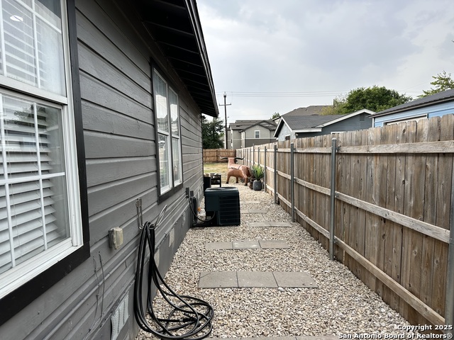 Listing photo id 8 for 727 Erline  