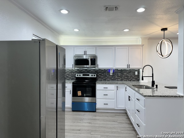 Listing photo id 9 for 727 Erline  