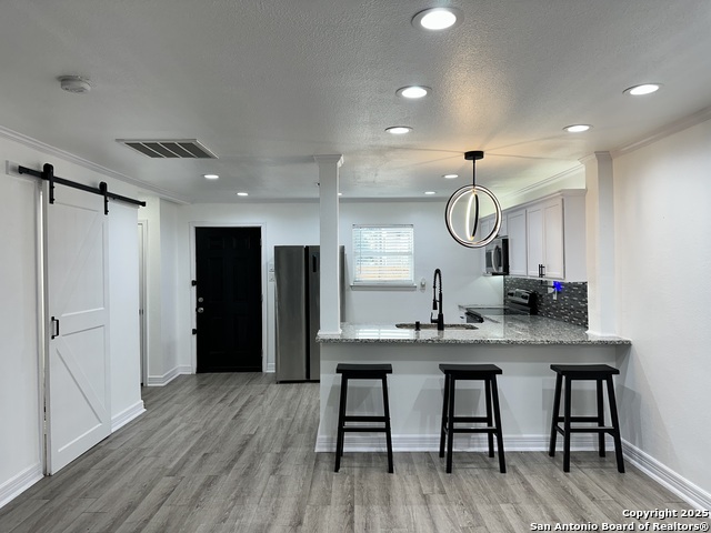 Listing photo id 12 for 727 Erline  