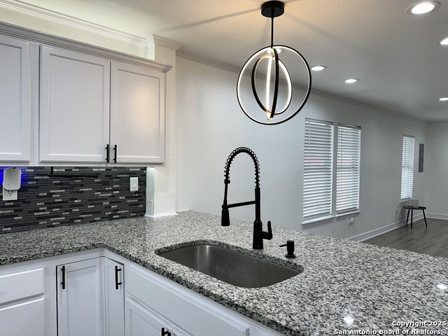 Listing photo id 13 for 727 Erline  