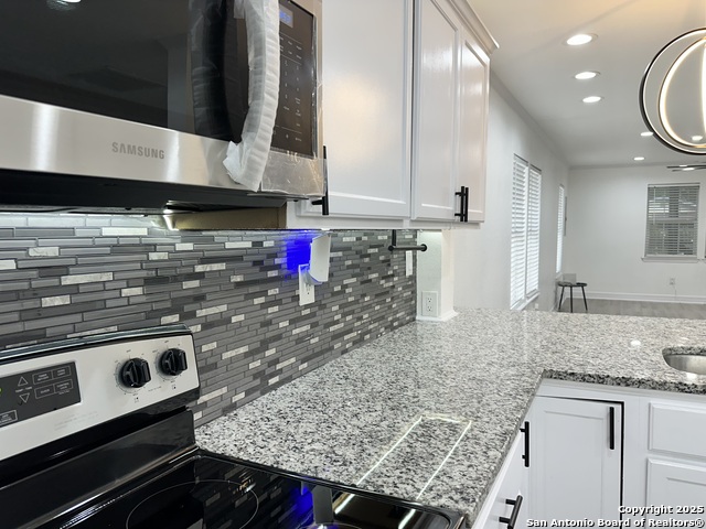 Listing photo id 15 for 727 Erline  