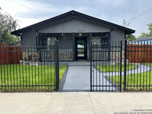 Listing photo id 0 for 727 Erline  