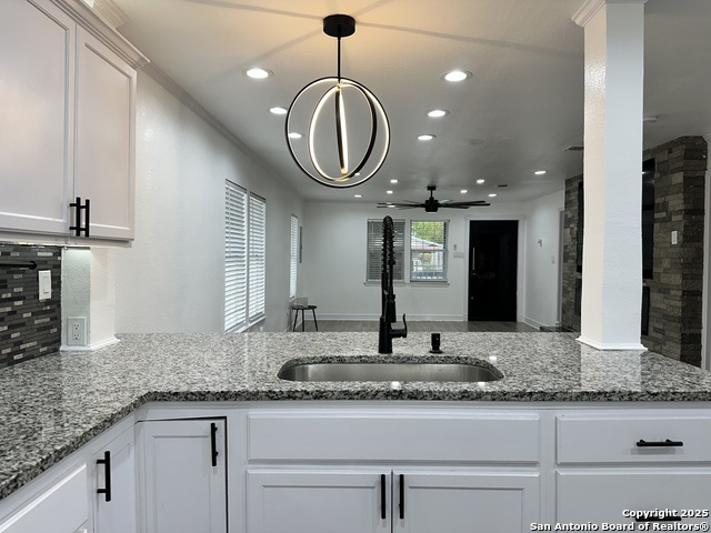 Listing photo id 19 for 727 Erline  