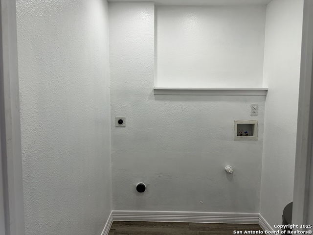 Listing photo id 24 for 727 Erline  