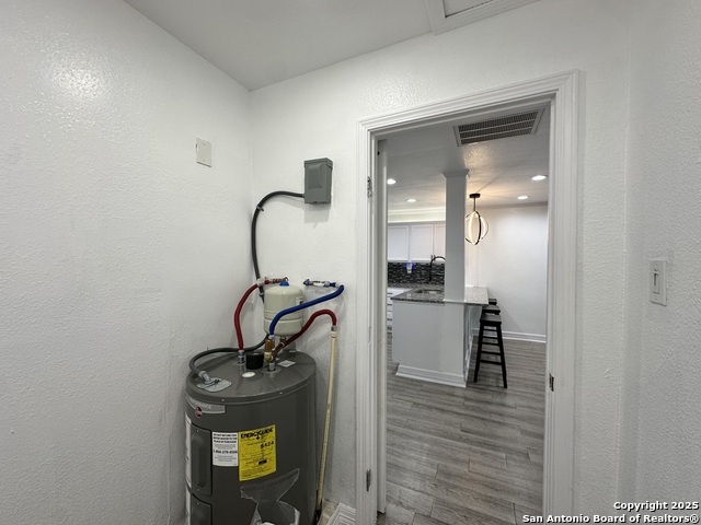 Listing photo id 25 for 727 Erline  