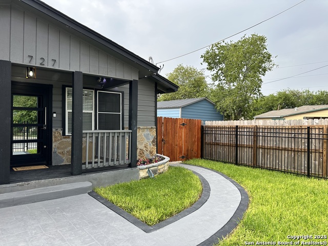Listing photo id 1 for 727 Erline  