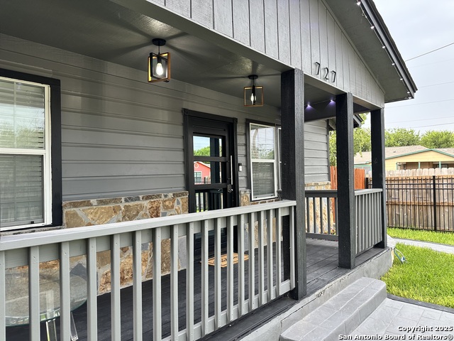 Listing photo id 2 for 727 Erline  