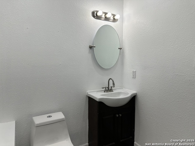 Listing photo id 39 for 727 Erline  