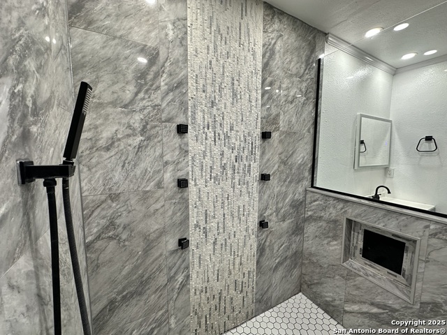 Listing photo id 46 for 727 Erline  