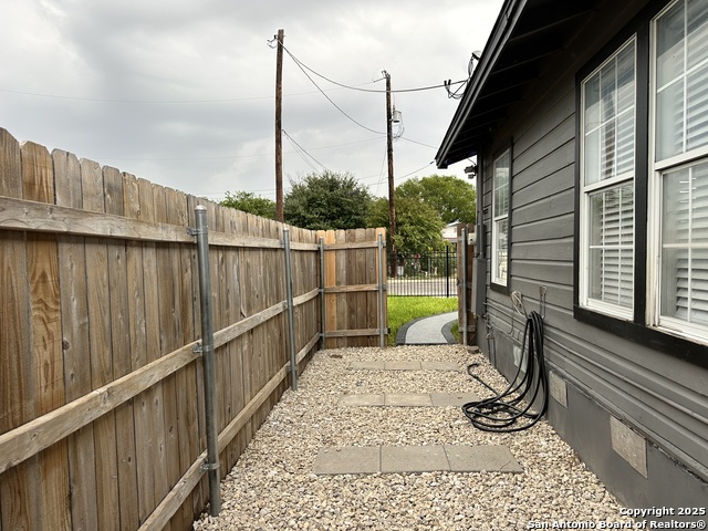 Listing photo id 51 for 727 Erline  