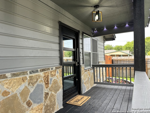 Listing photo id 4 for 727 Erline  