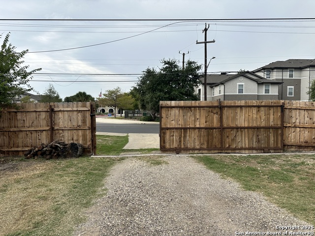 Listing photo id 60 for 727 Erline  