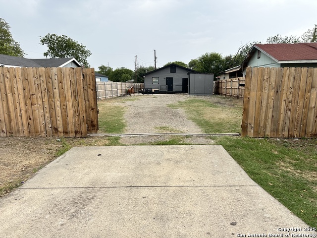 Listing photo id 62 for 727 Erline  