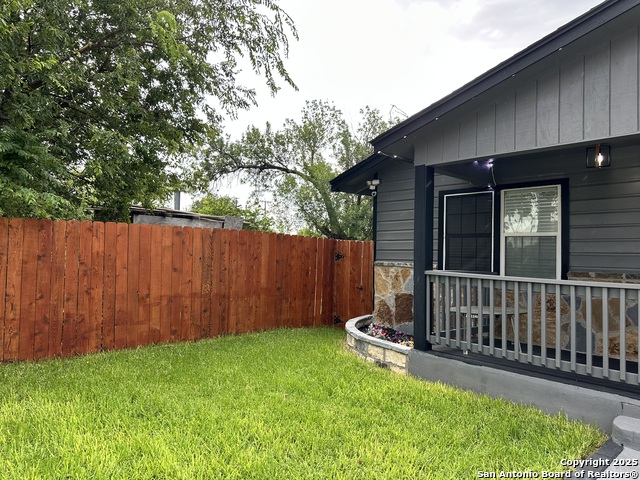 Listing photo id 5 for 727 Erline  
