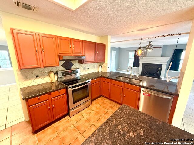 Listing photo id 16 for 11578 Rousseau St 7