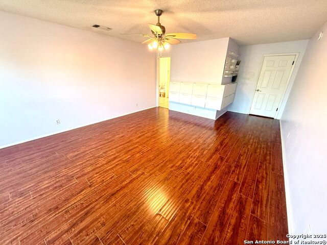 Listing photo id 26 for 11578 Rousseau St 7