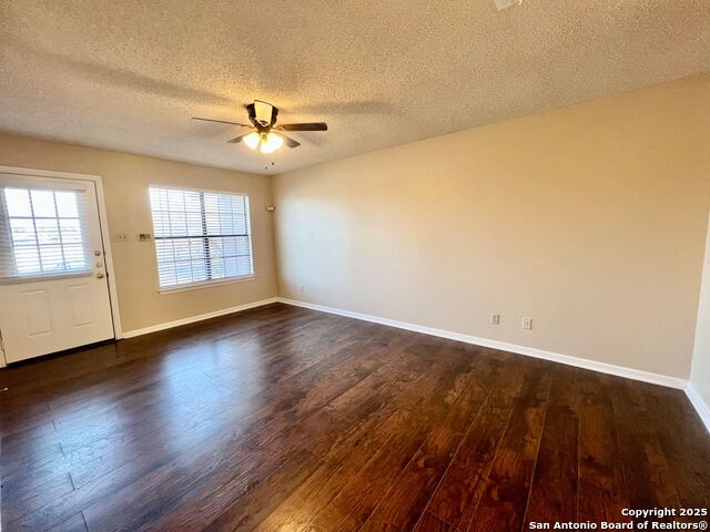 Image 4 of 19 For 4545 Hoeneke St  103