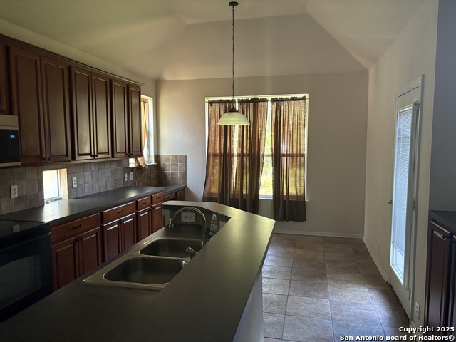 Listing photo id 13 for 4743 River Rock