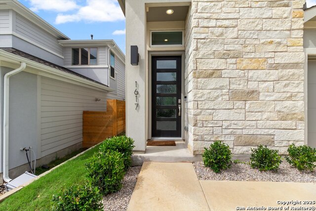 Listing photo id 3 for 1617 Seeger  