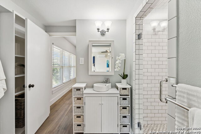 Listing photo id 25 for 201 Jeanette