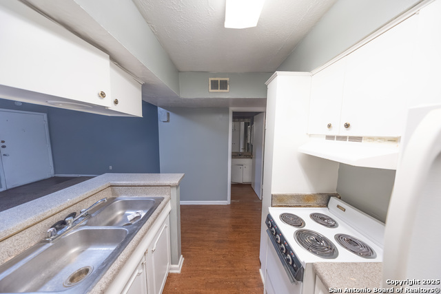 Listing photo id 6 for 170 De Chantle  Apt 708