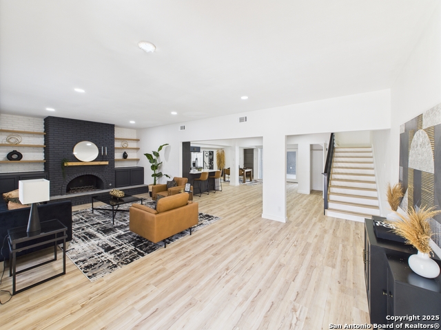 Image 4 of 25 For 385 Fenwick