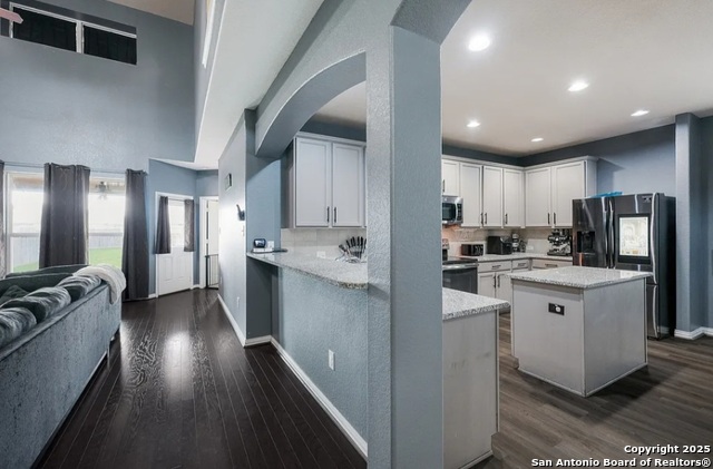 Listing photo id 8 for 8252 Breezy Cove