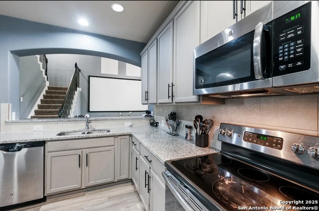 Listing photo id 9 for 8252 Breezy Cove