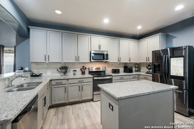 Listing photo id 10 for 8252 Breezy Cove