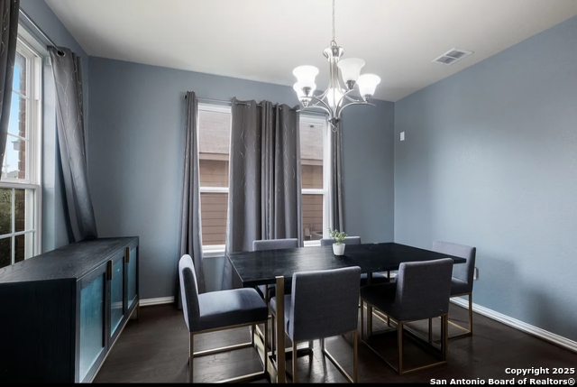 Listing photo id 11 for 8252 Breezy Cove