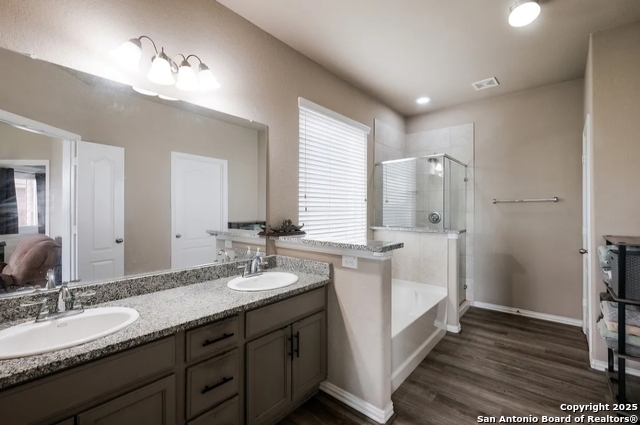 Listing photo id 21 for 8252 Breezy Cove