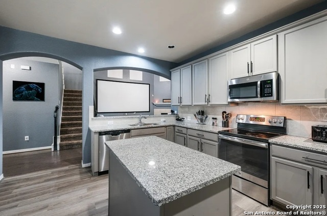 Listing photo id 2 for 8252 Breezy Cove