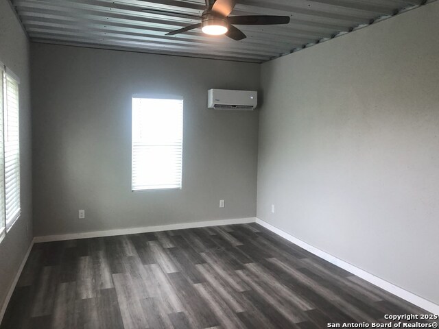 Listing photo id 22 for 443 Bee  