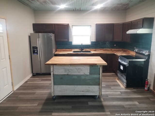 Listing photo id 1 for 443 Bee  