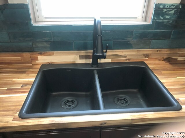 Listing photo id 2 for 443 Bee  