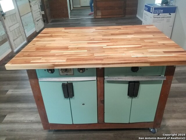 Listing photo id 3 for 443 Bee  