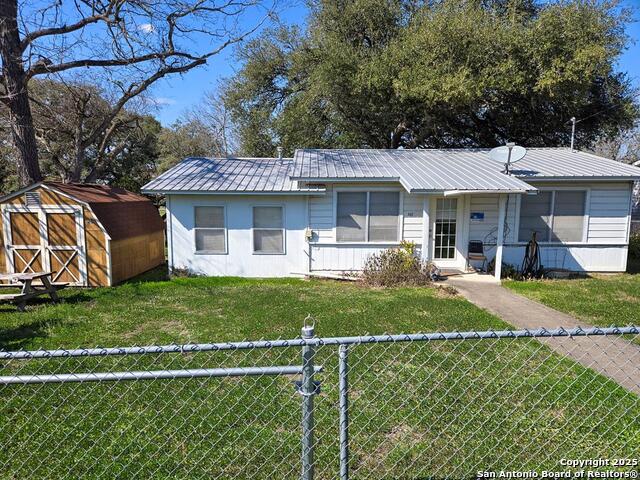 Details for 417 Jones St. E, Pettus, TX 78146