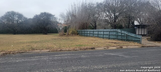 Image 2 of 5 For 900 Houston E