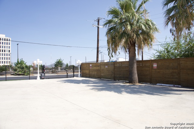 Image 8 of 42 For 421 Howard St.