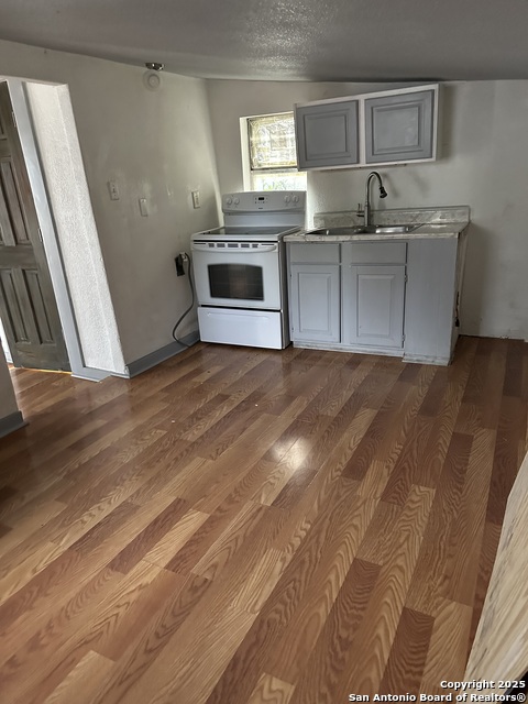 Image 10 of 26 For 809 Kayton Ave